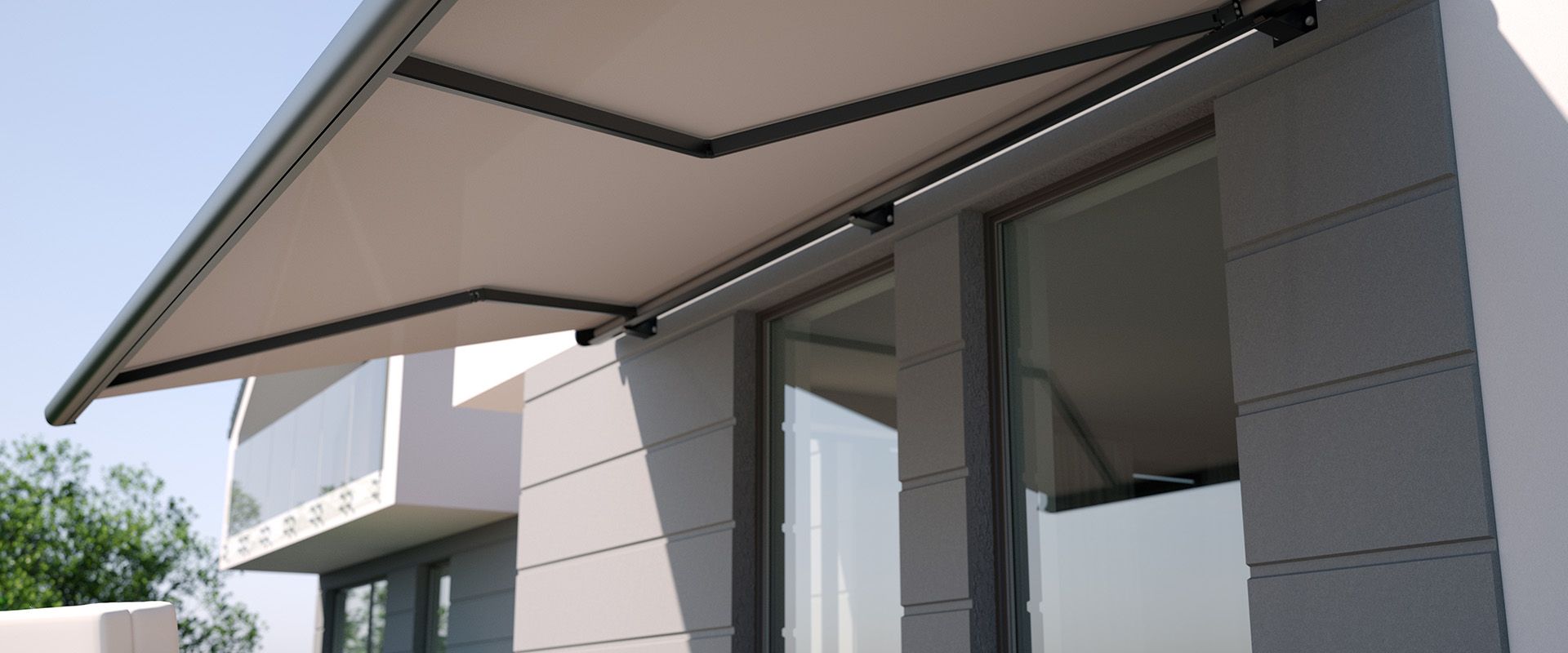 Eine moderne Markise an einer Hauswand montiert.